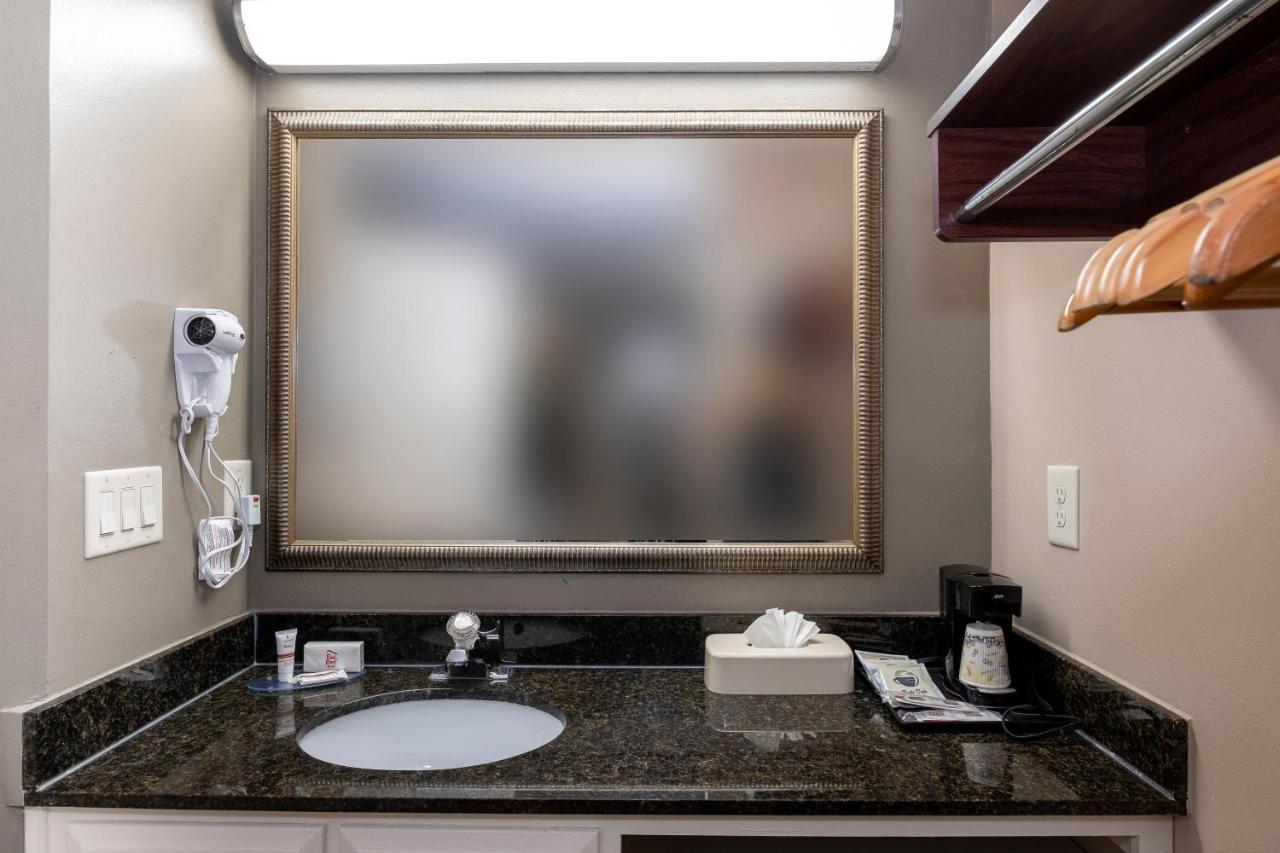 Red Roof Inn & Suites Вілсон Екстер'єр фото